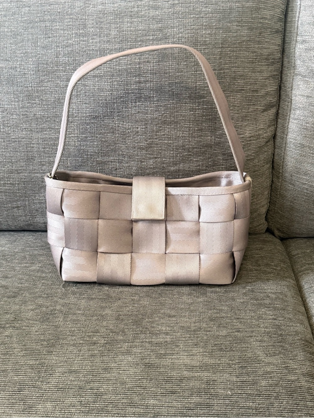Original Harvey’s seatbelt bag. Grey/silver. Good condition.